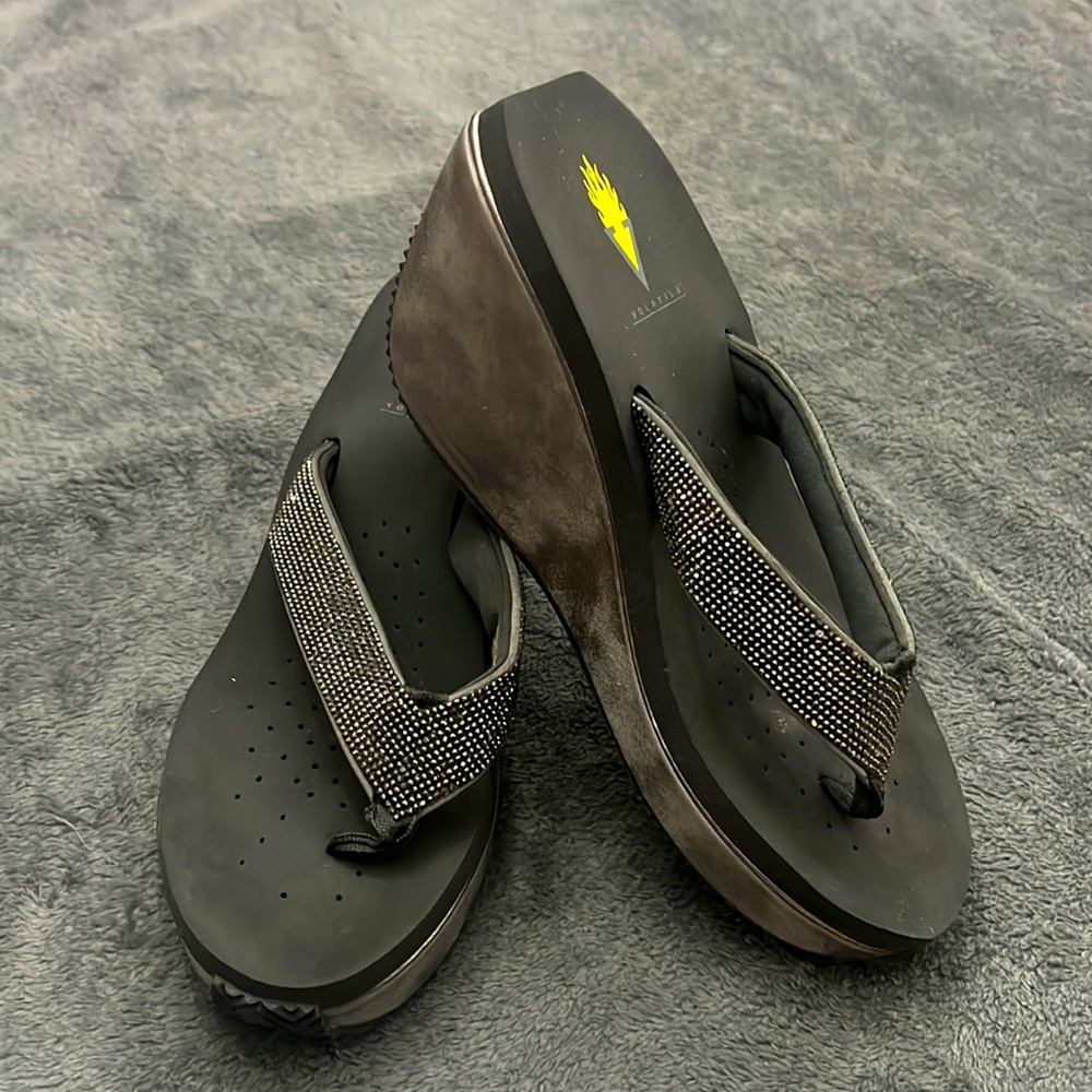 Volatile, size 9, silver and gray sandals